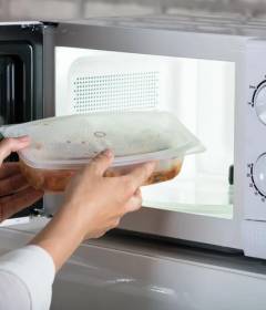 Пластиковая посуда и микроволновка