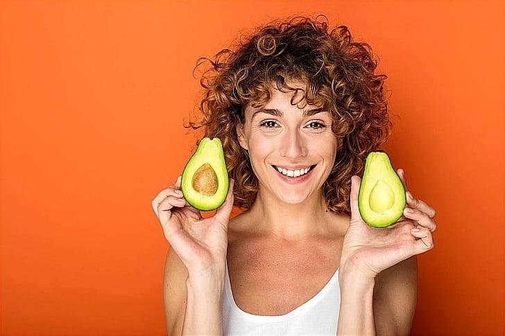 Авокадо и девушка