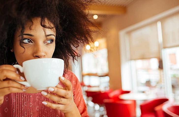 Девушка пьет чай мате