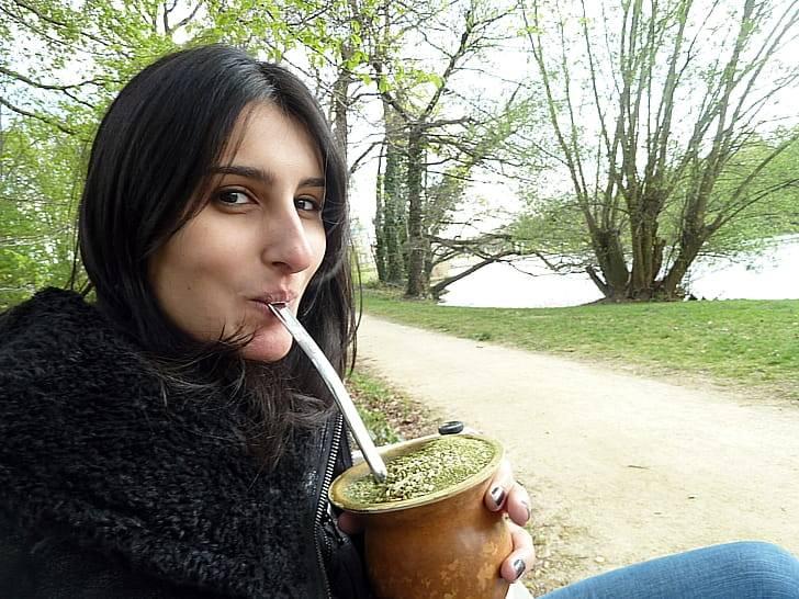 Девушка и чай мате