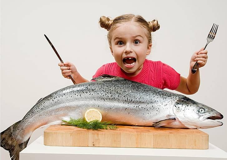 Девочка с лососем