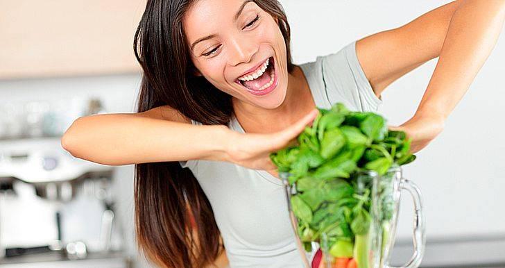 Девушка, шпинаи и миксер