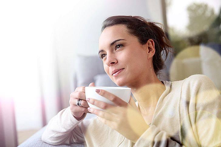 Девушка и зеленый чай