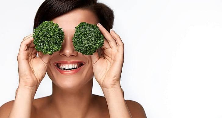Брокколи и девушка