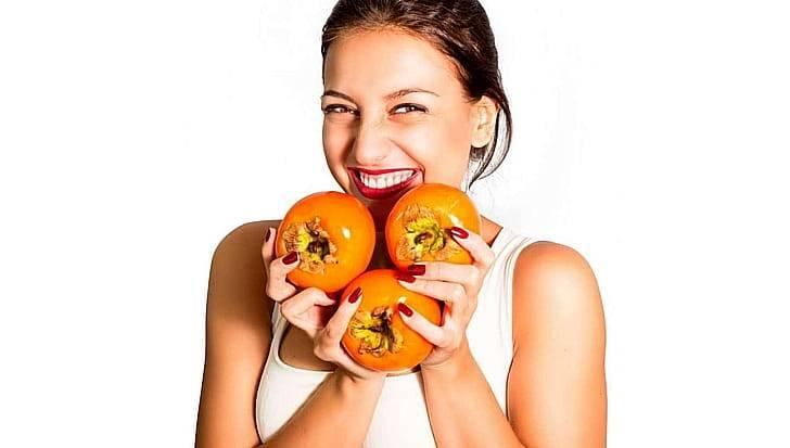 Девушка с хурмой