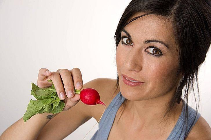 Девушка с редиской