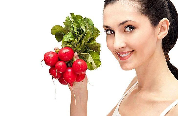 Девушка с редиской