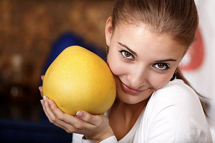 Девушка и помело