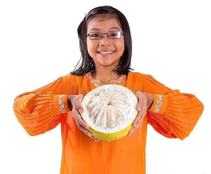 Девушка с помело