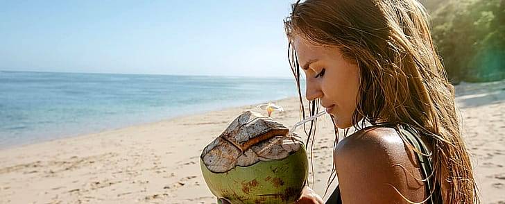 Кокос и девушка