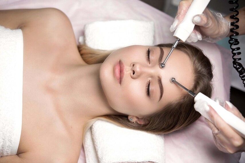 Микротоки для лица: польза, вред и эффект — честный разбор врача (2025)