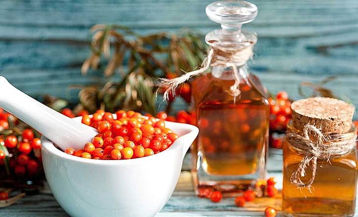 Облепиховые ягоды и масло