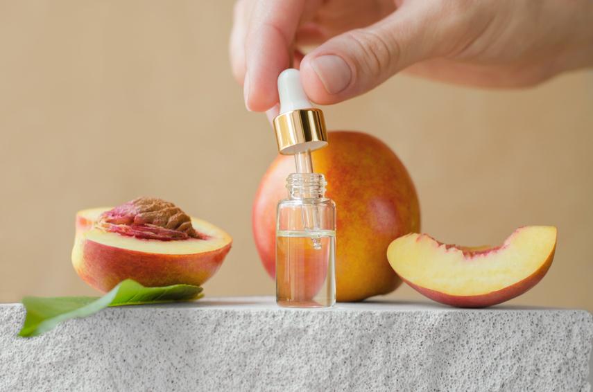 7 полезных свойств персикового масла для кожи, волос, ногтей и организма