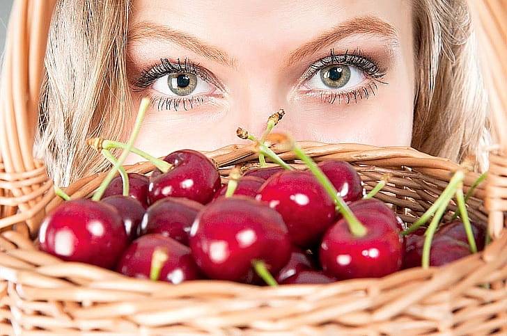 Маска для сухой кожи с вишней