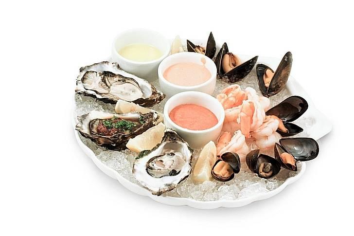 Устрицы, моллюски и мидии.