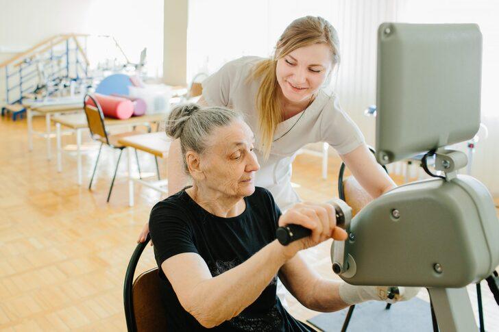 Почему реабилитация в клинике лучше, чем реабилитация дома?