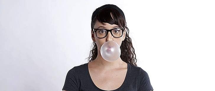 Девушка и жевательная резинка